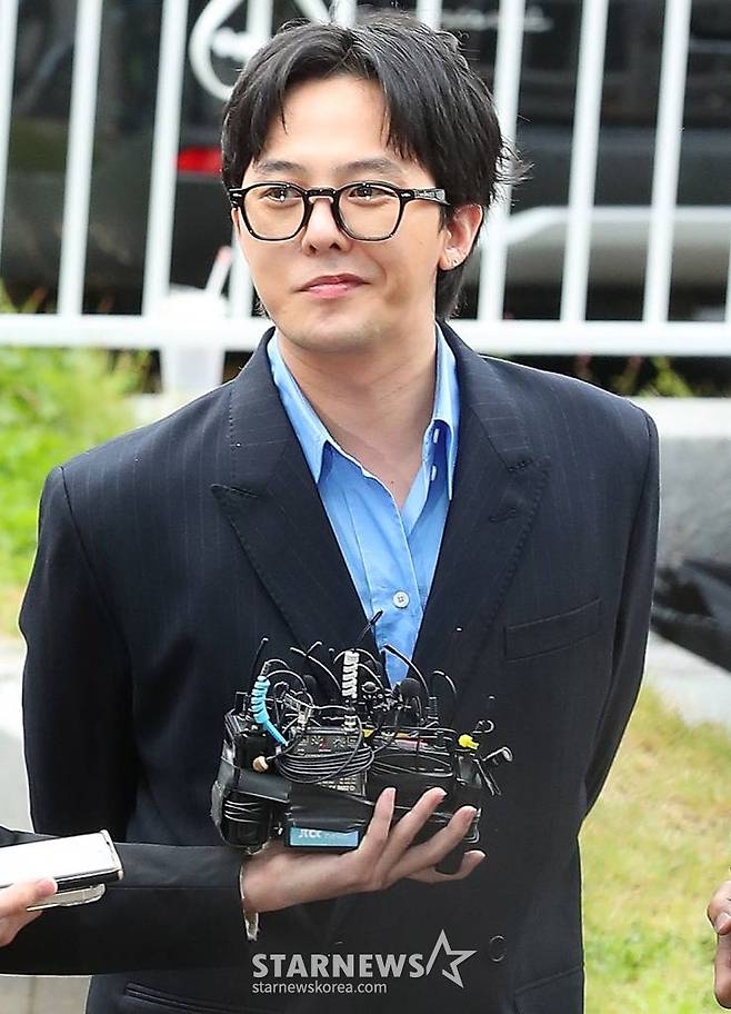 마약 투약 혐의를 받고 있는 가수 지드래곤(본명 권지용)이 6일 오후 인천 남동구 논현경찰서에 출석하고 있다. 지드래곤은 이날 인천경찰청 마약범죄수사계에 피의자 신분으로 자진 출석해 첫 경찰 조사를 받는다. 2023.11.06 /사진=김창현