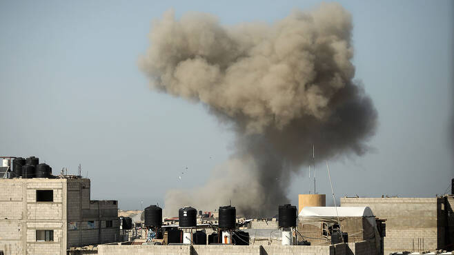 23일(현지시간) 이스라엘 공습에 연기 피어오르는 팔레스타인 가자지구 남부 라파 [자료사진: 연합뉴스]