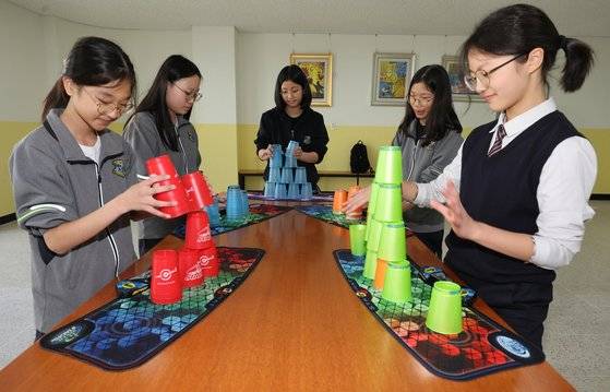 구산중 학생들이 특별활동실에서 흔히 ‘컵 쌓기’라 부르는 스포츠스태킹에 열중하고 있다.