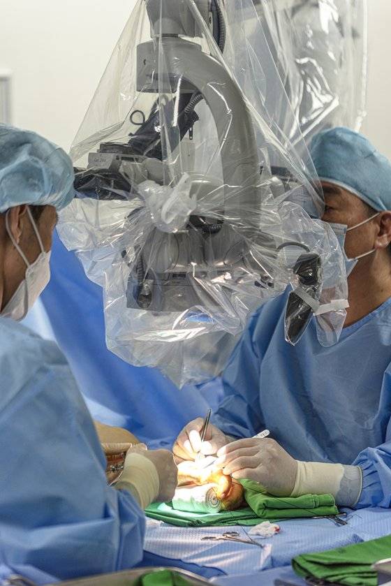 충북 청주 마이크로 병원에서 형남경 성형외과 전문의가 미세 현미경으로 수지접합술을 하고 있다. 사진 마이크로 병원