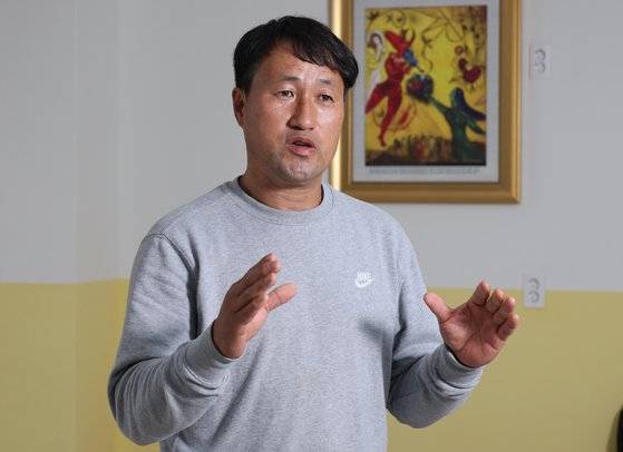 스포츠스태킹의 우수성에 대해 설명하는 박정진 구산중 교사. 송봉근 기자