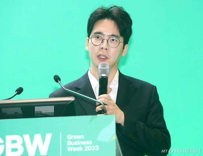 이정빈 신한투자증권 수석연구원이 24일 서울 삼성동 코엑스에서 열린 그린비즈니스위크2023에서 ESG 컨센서스와 기업가치 평가 - ESG 무역분쟁과 회계전쟁 서막에 대해 발표하고 있다. /사진=홍봉진기자 honggga@