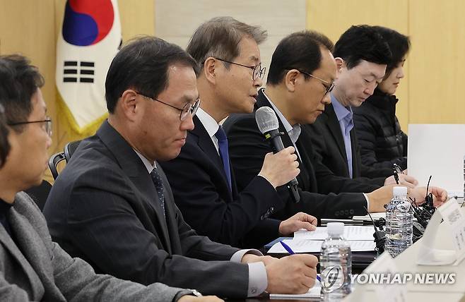 발언하는 이정식 고용노동부 장관 (서울=연합뉴스) 서명곤 기자 = 이정식 고용노동부 장관이 24일 오전 서울 중구 서울지방고용노동청에서 열린 비정규직 근로자 차별해소를 위한 금융업 간담회에서 발언을 하고 있다. 2023.11.24 seephoto@yna.co.kr