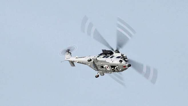 2023년11월 두바이 에어쇼에서 KAI(한국항공우주산업)의 수리온 헬기가 고기동 시범비행을 하고 있다. /KAI