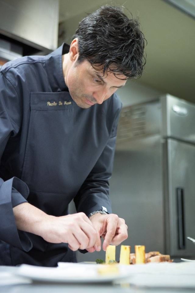 20년째 정통 이탈리아 요리를 선보이는 파올로 데 마리아(Paolo De Maria) 셰프가 요리하는 모습.