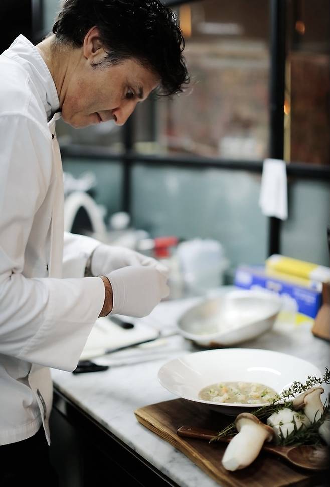 데 마리아 셰프가 요리하는 모습.