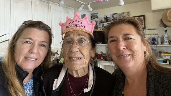 2020년 캐롤린의 80세 생일에 두 딸  샐리(왼쪽)와 수전이 함께 하고 있다.