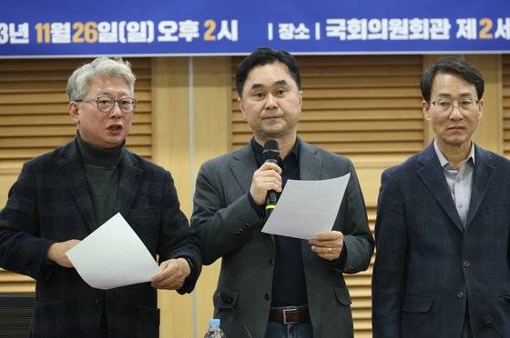 더불어민주당 조응천(왼쪽부터), 김종민, 이원욱 의원이 26일 국회에서 연 '원칙과 상식, 전문가에게 듣는다' 세미나 시작 전 선거제 관련 성명을 발표하고 있다. 연합뉴스