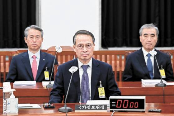 김규현 국가정보원장이 지난 23일 국회에서 열린 정보위원회 전체회의에 출석해 자리하고 있다. (왼쪽부터)권춘택 1차장, 김 원장, 김수연 2차장. 세 사람 모두 전날 경질됐다. 국회사진기자단.