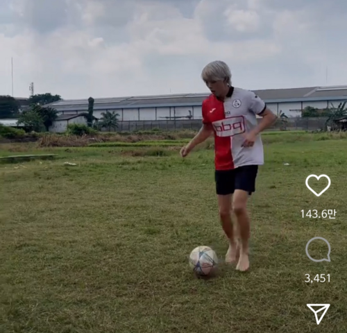 인스타 팔로워 98만명인 축구 쇼츠 크리에이터 타이요 기무라가 BBQ 유니폼을 입고 촬영한 쇼츠 영상 <사진=타이요 기무라 인스타>