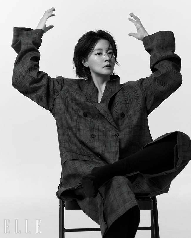 Actor Lee Yeong-aes pictorial has been released.Lee Yeong-aes Elle picture, which is about to return to TV drama for two years with the drama maestra, was released on November 27th.When asked about his feelings ahead of his work, Lee Yeong-ae is thrilled with his worries. A washout is also a conductor who plays the violin very well.It was not easy to learn the command and violin together for eight months, but there was such a joy, too.As the secret event progresses, the tension between the character and the character is mixed with the music. When I listened to the music and watched the script, I imagined a scene where a classical melody flows over my face in the screen.Not only the music, but also the mystery element is a big work.When asked about the similarities between the conductor on the podium and the actor who has to take control of the scene, he said, When the conductor is on the podium, it is his own fight. I think it is impossible to lead the whole alone without a strong mind.It may be similar to an actor who has to lead alone in front of the camera.Lee Yeong-ae does not want to be remembered as a specific image or symbolic role.Even if it is thin, I want to be a long actor, but if I want to work for a long time, I will have to balance my life.Lee Yeong-ae, who is a mother and wife as an actor, wants to be memorized, revealing his deep affection for acting and everyday life.The TVN drama maestra is scheduled to air on December 9th. Actor Lee Yeong-aes pictures and interviews can be found in the Elle12 issue and on the website.