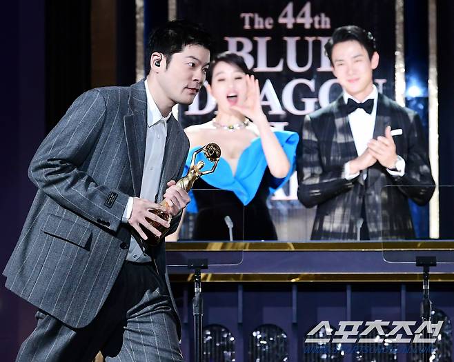 제44회 청룡영화상 시상식이 24일 여의도 KBS홀에서 열렸다. 음악상을 수상한 장기하가 등장하자 김혜수와 유연석이 환호하고 있다. 정재근 기자 cjg@sportschosun.com/2023.11.24/