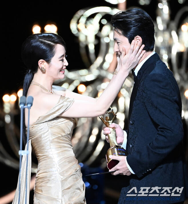 I thought it would say Achievement Award on the trophy. Then I was going to say Id think about getting it in 30 years...Goddess of the Blue Dragon Kim Hye-soos beautiful farewell.The 44th Blue Dragon Film Awards ceremony was held at KBS Hall, Yeouido, Yeongdeungpo-gu, Seoul,Kim Hye-soo, who has been in charge of the Blue DragonMovie Awards for 30 years, finally dropped the microphone for the awards ceremony.Throughout the awards ceremony, the awardees and winners consistently expressed their gratitude to Kim Hye-soo. The highlight was Jung Woo-sungs recitation.Jung Woo-sung, who came to the stage with the Trophy to Kim Hye-soo, said, It is glorious and sad to be able to join Kim Hye-soos last place.Kim Hye-soo leaving the Blue DragonMovie Awards feels like leaving a long-time lover. How can I express Kim Hye-soo, who has led the Blue DragonMovie Awards for 30 years, in one word?Thanks to Kim Hye-soos support for filmmakers, the comfort and support that filmmakers gained through Kim Hye-soo, and Kim Hye-soos passion for filmmakers and movies, we were able to have the Blue DragonMovie Awards here. The 30 years of the Blue DragonMovie Awards were the time when the Blue DragonMovie Awards were Kim Hye-soo and Kim Hye-soo was the Blue DragonMovie Awards.I convey the Trophy with the name Blue DragonMovie Awards to Kim Hye-soo, the eternal Blue Dragon woman. Kim Hye-soo, who received the Trophy from Jung Woo-sung, said, I never expected it. I have received a number of awards in the meantime, and from 1993 to 2023, the Blue DragonMovie Awards are engraved on it.It is a particularly valuable and meaningful award than any other award. The Blue DragonTrophy received by Kim Hye-soo was special: Blue DragonMovie Awards Kim Hye-soo, 1993-2023.Is there a better phrase to describe Kim Hye-soo, who led the Blue Dragon for 30 years?Shortly after the awards ceremony, Kim Hye-soo chatted with fellow actors and talked about the Trophy, with Kim Hye-soo saying, I was worried about what would happen if the Blue Dragon Trophy says Achievement Award.Then I tried to say that I would think about receiving it in 30 years (laughs) and I was really impressed when I saw the phrase Blue DragonMovie Awards Kim Hye-soo from 1993 to 2023. It is not strange to receive the Achievement Award. It is not strange to receive the Achievement Award.Kim Hye-soo, however, is only 53 years old at the age of 22. Kim Hye-soos beauty remains, and she is also an active actor.The title Achievement Award, which is usually awarded to the elders, does not suit Kim Hye-soo yet, which is why he was thrilled with the phrase engraved on Kim Hye-soos Trophy.
