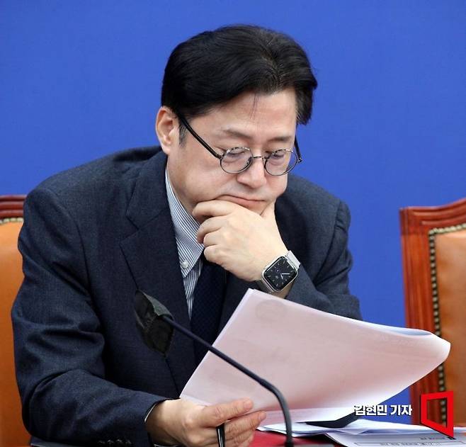 홍익표 더불어민주당 원내대표가 28일 국회에서 열린 원내대책회의에서 자료를 살펴보고 있다. 사진=김현민 기자 kimhyun81@