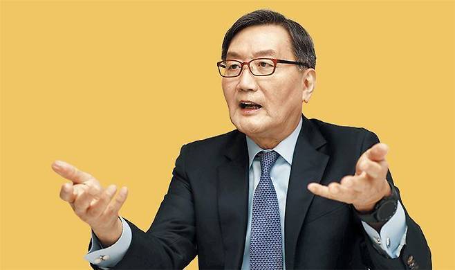 전광우 전 국민연금공단 이사장은 지난 10일 인터뷰에서 “국민연금공단 기금운용본부는 서울로 다시 이전해야 한다”고 했다. 그는 “더 좋은 환경에서 투자할 수 있는데도 하지 않고, 수익률을 높일 노력을 하지 않는 것은 국민연금 가입자들에 대한 도리가 아니다”라고 했다. “당연히 해야 할 일은 하지 않으면서 국민에게 보험료 더 내라는 말을 어떻게 할 수 있겠느냐”고 했다. /장련성 기자