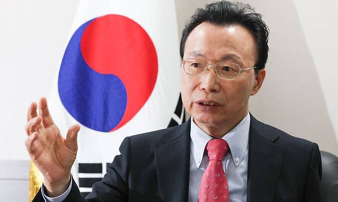 김천식 통일연구원장은 세계일보와의 인터뷰에서 최근 헌법재판소가 위헌 결정을 내린 일명 ‘대북전단 금지법’에 대해 “정부가 정치적 목적을 위해 국민 기본권을 제한한 것으로, 만들어져선 안 되는 법”이라며 “위헌 결정이 났으므로 그 취지에 따라 법을 바로잡는 것이 필요하다”고 말했다. 최상수 기자