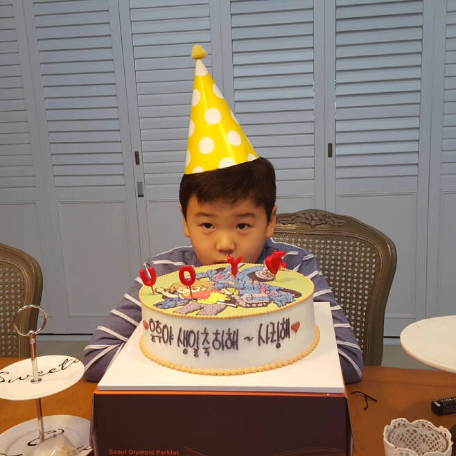 Where is Father yun hoo and Oh! My Baby Driver Hyun Jyu-nis Remarkable growth attracts attention.On the 28th, singer Yoon Min Soos wife posted a picture on her instagram saying Happy birthday to my child.Inside the picture is a picture of yun hoo who is having a party with his family on his birthday. yun hoo laughing brightly looking at the cake.At this time, the childhood appearance of yun hoo in the past birthday party is displayed side by side, and the appearance of yun hoo which is a remarkable growth with a cute visual is still attracting attention at once.Yoon Min Soos wife said, Thank you for being a good boy from a plump baby. Thank you for being born as my son. Time is so fast, he expressed his affection for his son.He added, Yun hoos birthday. Hell be a college student next year.Yoon Min Soo was shot in TVN Follow Me Now with yun hoo in September last year. When asked about when I realized that yun hoo was big at the time, he said, He is 184cm tall, but he is still a baby in my eyes. I mentioned a son.Also on the 28th YouTube channel Funny Things Come Up, a video titled Exclusive Elevator? Kim So-hyun Son Jun-ho Houses in Koreas Best Luxury Apartment was posted.In particular, the recent status of his son Hyun Jyu-ni was revealed.On this day, Jang Sung-kyu raided Son Jun-ho and Kim So-hyuns house from dawn, woke up the couple and ate together; then the alarm sounded, and Jang Sung-kyu said, Is it time for Hyun Jyu-ni to wake up?Hyun Jyu-ni asked, Have you been on the air since Oh My Baby Driver? The couple said, Not since Oh My Baby Driver. Its been seven years.At that time, Hyun Jyu-ni, who was 11 years old, appeared as a remarkable growth and attracted attention.Jang Sung-kyu said, My uncle thinks Hyun Jyu-ni is good at studying. Is it fun to study? Hyun Jyu-ni said, Yes, I just became interested in studying and read books.Hyun Jyu-ni surprised Jang Sung-kyu by answering Baro Seoul National University to the target university question.Hyun Jyu-ni said, My mother also went to Seoul National University. He explained why he wanted to go to Seoul National University.Son Jun-ho from Yonsei University said, The solidarity is much better.Jang Sung-kyu asked, Did Hyun Jyu-ni come to the 4th bottle? And Son Jun-ho said, I did not come.One time, Sohyeon asked me to do the laundry, but Hyun Jyu-ni was playing the game and dropped the game and went to Baro Son Jun-ho said, Hyun Jyu-ni said, I do not want to do this. He said, Why do not you die? He said, Father, even if you die, you can play the game again.When Kim So-hyun said, I was so grateful to hear this story, Jang Sung-kyu laughed, saying, I guess you really suffered a lot from your mom. How much did you get angry when you were playing a game that kids like?On the other hand, Yoon Min Soo and yun hoo rich have been loved by MBC Night - Father! Where are you going? Broadcasted in 2013. Last year, they appeared on tvN Follow Me Now.Kim So-hyun, Son Jun-ho and Hyun Jyu-ni shared the daily life of three families on SBS Oh! My Baby Driver which was aired in 2014.