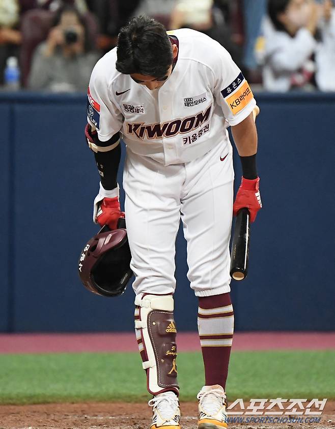 10일 서울 고척스카이돔에서 열린 삼성-키움전. 8회말 1사 이정후가 타석에 들어서 인사하고 있다. 고척=정재근 기자 cjg@sportschosun.com/2023.10.10/