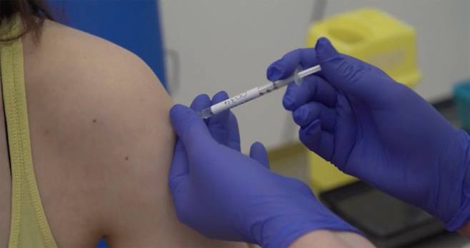지난 4월 영국에서 한 여성이 가능한 코로나 백신 테스트를 위해 주사 받고있는 모습./AP 연합뉴스