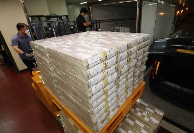 서울 강남구 한국은행 발권국에서 현금운송 관계자들이 시중은행에 공급될 자금 방출작업을 하고 있다. ⓒ사진공동취재단