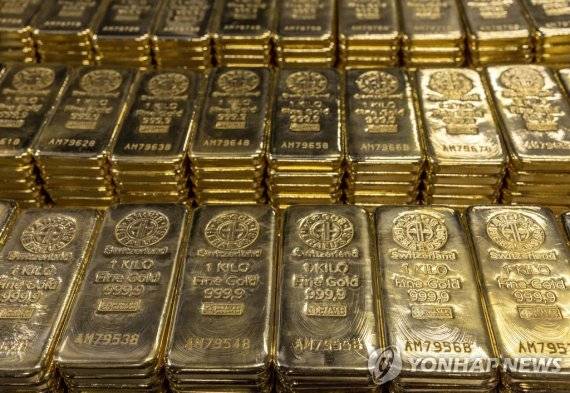 스위스 멘드리시오에 위치한 금괴 제조업체 아르고르-헤라에우스의 공장에서 생산된 1kg 금괴.로이터연합뉴스