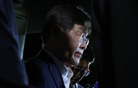 이재명 더불어민주당 대표가 9월 26일 서울 서초구 중앙지방법원에서 백현동 개발 특혜 및 쌍방울 대북송금 의혹 관련 영장실질심사에 출석해 조사를 마친 후 법정을 나서고 있다. 뉴스1