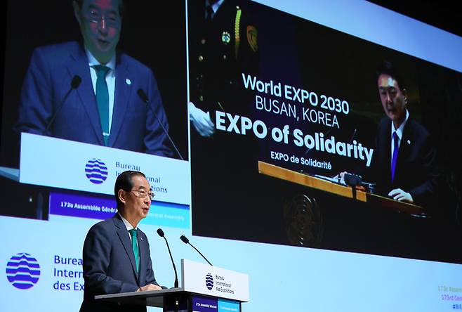 한덕수 국무총리가 28일(현지시간) 프랑스 파리 외곽 팔레 데 콩그레에서 열린 제173차 국제박람회기구(BIE) 총회에서 2030년 세계박람회 부산 유치를 위한 최종 프레젠테이션(PT)을 하고 있다. 연합뉴스