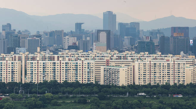 서울 응봉산에서 바라본 압구정 현대아파트 모습.