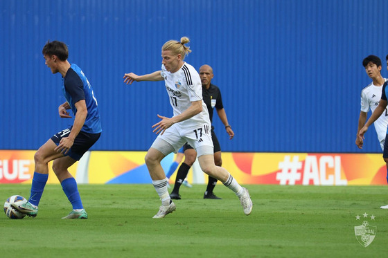 Ulsan Hyundai's Gustav Ludwigson, right, in action during an AFC Champions League match against BG Pathum United at Pathum Thani Stadium in Thailand in a photo shared on Ulsan's official Facebook account on Tuesday. [SCREEN CAPTURE]