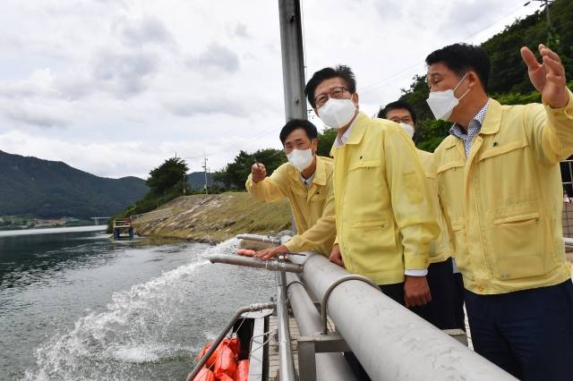 박형준 부산시장은 2022년 8월 매리취수장을 방문해 현장을 점검하고 있다. 부산시 제공