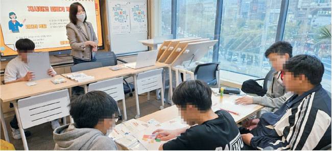 지난달 24일 서울 강남구 대치동에 위치한 청소년심리지원센터 ‘사이쉼’에서 강남구 학생 5명이 집단상담 프로그램에 참여하고 있다.