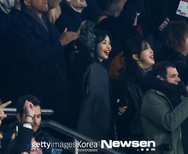 BLACKPINK Lisa was spotted on the soccer field.Lisa watched Paris Saint-Germain and Newcastles UEFA Champions League Kyonggi on 28 November at the Parc des Princes in Paris, where Lee Kang-in belongs.Lisa enjoyed Kyonggi, clapping and cheering in the audience.In particular, Frederic Arnaud Clément, who was rumored to have a hot love with Lisa, was spotted in the audience on the day, and although they did not sit side by side and watch Kyonggi, they enjoyed the same Kyonggi.Frederic Arnaud Clément is the son of Bernard Arnaud Clément, the head of LVMH, the worlds largest luxury consumer goods company, and LVMH is developing world-class luxury brands such as Louis Vuitton, Celine and Bulgari.Frederic Arnaud Clément is the head of luxury watch brand Tag Heuer.Lisa and Frederic Arnaud Clément have continued to report Date sightings since the first hot love story was reported in July.Meanwhile, BLACKPINK recently attended an encouragement event for cultural artists held at Buckingham Palace in London and received the British Empire Medal from King Charles III of England.