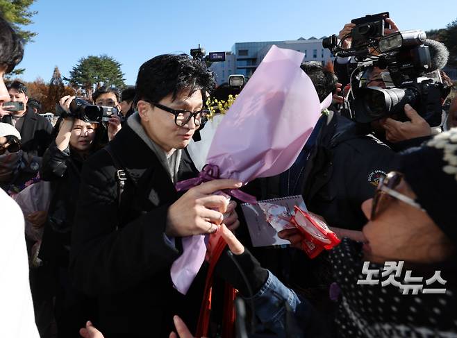 꽃다발 받는 한동훈 장관 (울산=연합뉴스) 김용태 기자 = 한동훈 법무부 장관이 24일 오후 울산시 울주군 울산과학기술원(UNIST)에서 지지자로부터 꽃다발을 받고 있다. 2023.11.24 yongtae@yna.co.kr (끝) 연합뉴스