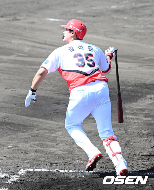 김석환이 스프링캠프 연습경기에서 득점타를 날리고 있다./OSEN DB