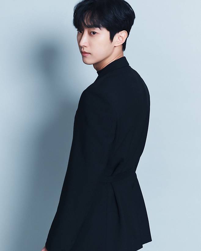 A new profile featuring actor Jinyoungs dramatic and dramatic charms has been unveiled.Bibi Entertainment, a subsidiary company, released several new profile photos of Jinyoung on the 29th.In the open photo, Jinyoung refined the natural concept of white turtleneck styling, and stimulated her emotions with a friendly smile on her distinctive eyes.Jinyoung, an all-black styling with a chic masculine beauty, doubled his handsomeness with a sleek jaw line and nose. The deep and hard eyes gazing at the camera gave a strong and tempered atmosphere and robbed the viewers.In addition, Jinyoungs next film is attracting a lot of attention. Jinyoung will visit the worlds anime theaters through Season 2 of the Netflix series  ⁇ Sweet Home ⁇  about two years after the 2021 drama KBS2  ⁇  Police Class  ⁇ . ⁇  Sweet Home  ⁇  Season 2 is a new Netflix series that depicts the world where Blow-Up becomes Monster, Susumu and Tom Jones - The Surrendered of Green Green Grass of Home, and the emergence of another being and mysterious phenomena.Jinyoung is going to show a sense of disassembly and justice with Lee Byeong-young, who is in charge of transferring The Surrendered in a world ruined by Monster.As he has established himself as his own character in each work, it is a moment when expectations are added to Jinyoungs capacity as an actor based on his solid acting skills and delicate emotional lines.On the other hand,  ⁇  Sweet Home  ⁇  Season 2, starring Jinyoung, will be released on Netflix on December 1st.