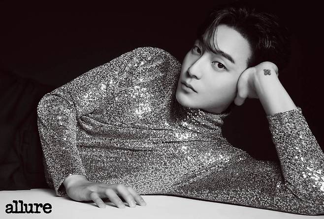 Fashion lifestyle magazine Allure Korea released a picture of singer-songwriter Roy Kim on the 29th.Roy Kims brilliant presence in black and white captures the eye in the public photos.He led the scene pleasantly in the busy schedule with the producer of Mnet super karaoke Survival Island  ⁇  VS (VS)  ⁇  and Concert The Speech.In an interview following the photo shoot, Roy Kim told the behind-the-scenes story of the 2023 Roy Kim Concert  ⁇ Roy Note ⁇ , which begins on December 1, and he will be a highlight from beginning to end, unable to pinpoint which part.Until now, I wanted to relieve the stress of my performance and to be a force, but this time I wanted to leave a deep lull.Then, for the concert, the costume with lettering is in The Speech, and he chose  ⁇  You make me breathe  ⁇  as a phrase he would like to put in.If he thinks vaguely that he is breathing, he may be alive, but his sense is more vivid when he plays concert.There are not many moments when I realize that I exist in the world while living, and I expressed my affection for Stage.This year, he spent a busy time with the producer of Mnets super-sized karaoke Survival Island  ⁇  VS (VS)  ⁇ , YouTube content, album release, and concert, and he also expressed expectations for the upcoming time.When asked about his new goal, he said, I want to write lyrics in English, make an album with my own colors, and play concerts in seven or eight states on a tour bus. Ive been dreaming about it for 10 years, he said.Roy Kims pictorials and interviews will be available in the December issue of Allure Korea, and video content will also be released through Allure YouTube channels and social networking services (SNS) channels.Meanwhile, Roy Kim is ahead of the 2023 Roy Kim Concert  ⁇ Roy Note ⁇  at the Olympic Hall in Seoul Olympic Park from December 1 to 3.