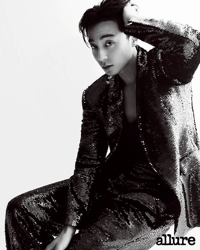 Fashion lifestyle magazine Allure Korea released a picture of singer-songwriter Roy Kim on the 29th.Roy Kims brilliant presence in black and white captures the eye in the public photos.He led the scene pleasantly in the busy schedule with the producer of Mnet super karaoke Survival Island  ⁇  VS (VS)  ⁇  and Concert The Speech.In an interview following the photo shoot, Roy Kim told the behind-the-scenes story of the 2023 Roy Kim Concert  ⁇ Roy Note ⁇ , which begins on December 1, and he will be a highlight from beginning to end, unable to pinpoint which part.Until now, I wanted to relieve the stress of my performance and to be a force, but this time I wanted to leave a deep lull.Then, for the concert, the costume with lettering is in The Speech, and he chose  ⁇  You make me breathe  ⁇  as a phrase he would like to put in.If he thinks vaguely that he is breathing, he may be alive, but his sense is more vivid when he plays concert.There are not many moments when I realize that I exist in the world while living, and I expressed my affection for Stage.This year, he spent a busy time with the producer of Mnets super-sized karaoke Survival Island  ⁇  VS (VS)  ⁇ , YouTube content, album release, and concert, and he also expressed expectations for the upcoming time.When asked about his new goal, he said, I want to write lyrics in English, make an album with my own colors, and play concerts in seven or eight states on a tour bus. Ive been dreaming about it for 10 years, he said.Roy Kims pictorials and interviews will be available in the December issue of Allure Korea, and video content will also be released through Allure YouTube channels and social networking services (SNS) channels.Meanwhile, Roy Kim is ahead of the 2023 Roy Kim Concert  ⁇ Roy Note ⁇  at the Olympic Hall in Seoul Olympic Park from December 1 to 3.