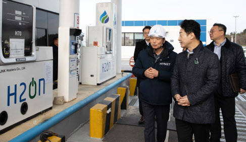 이호현 산업통상자원부 에너지정책실장(앞)이 26일 하이넷이 운영하는 인천공항 T1 수소충전소를 찾아 수소 수급 상황을 살피고 있다. (사진=산업부)