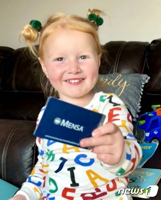 미국 켄터키주에 사는 아이슬라 맥냅이 '멘사'회원증을 자랑스럽게 내 보이고 있다. 맥냅은 만2살195일째 멘사회원으로 인정받아 '최연소 여성회원' 기록을 세웠다. (기네스세계기록 홈페이지 갈무리) ⓒ 뉴스1