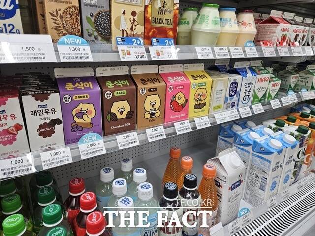 편의점이 12월부터 PB우유 가격을 올리기로 했지만 철회했다. GS25 일부 매장엔 12월 가격이 미리 적용된 가격표가 게시됐지만 곧 바뀔 예정이다. /우지수 기자