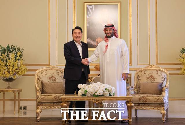 윤석열 대통령은 30일 무함마드 빈 살만 사우디아라비아 왕세자와 전화 통화에서 2030 세계박람회 유치를 축하했다. 지난 10월 24일(현지시간) 무함마드 빈 살만 왕세자와 단독 회담하며 악수하는 윤 대통령. /대통령실 제공