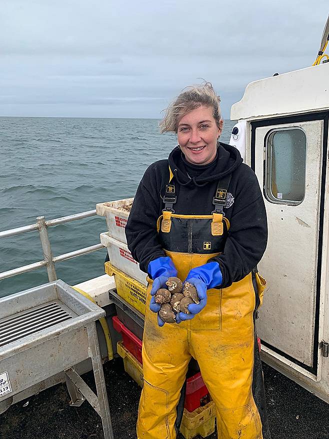 23일(현지시각) 영국 북해에서 어부 애슐리(33)가 이날 잡아올린 골뱅이를 들어보이고 있다. /이해인 특파원