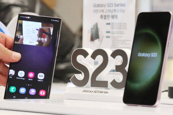 갤럭시 S23 시리즈 사전판매 예약이 시작된 지난 2월 7일 서울 마포구 삼성디지털프라자 홍대본점에서 시민들이 갤럭시S23 시리즈를 살펴보고 있다. 사진=박범준 기자