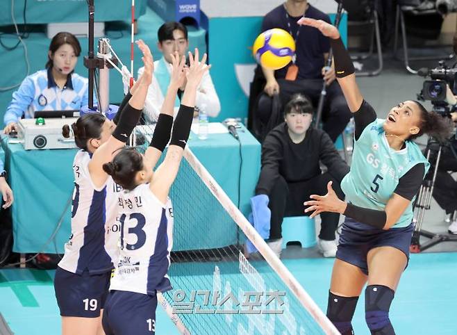 ‘도드람 2023-24 V리그’ 여자부 GS칼텍스와 IBK기업은행의 경기가 29일 오후 서울 장충체육관에서 열렸다. GS칼텍스 실바가 IBK 기업은행의 수비를 피해 공격 하고있다. 장충체=정시종 기자 capa@edaily.co.kr /2023.11.29.