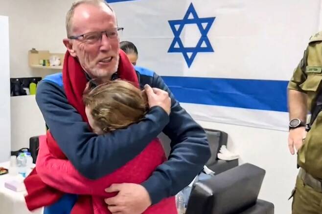 하마스에 의해 희생된 줄 알았던 9살 딸(오른쪽)과 극적으로 다시 만난 토마스 핸드가 딸과 포옹하고 있다.