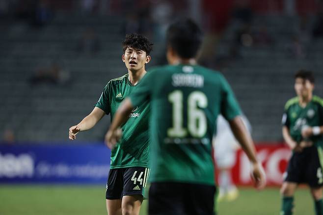 ▲ 전북 현대는 정태욱의 퇴장으로 수적 열세에서도 문선민, 송민규의 골을 끝까지 지켜 키치에 2-1로 이기며 ACL 16강 진출 가능성을 높였다. ⓒ전북 현대