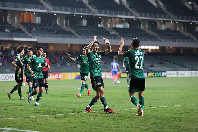 ▲ 전북 현대는 정태욱의 퇴장으로 수적 열세에서도 문선민, 송민규의 골을 끝까지 지켜 키치에 2-1로 이기며 ACL 16강 진출 가능성을 높였다. ⓒ전북 현대