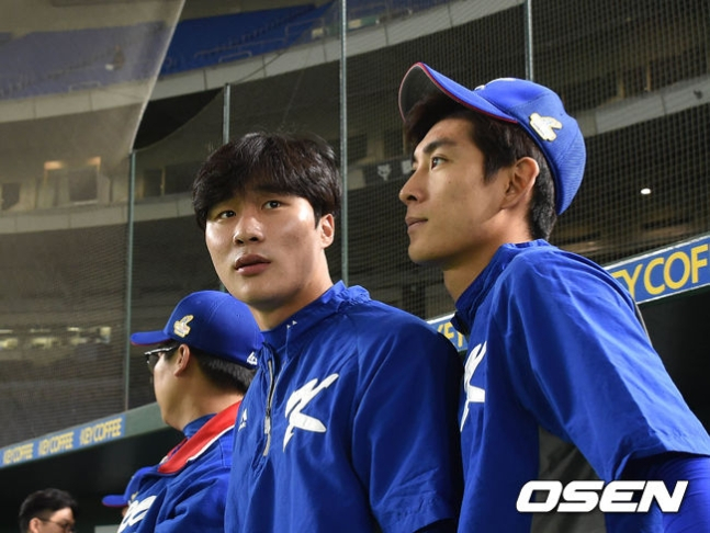 2017년 아시아프로야구챔피언십(APBC)에 출전한 김하성(왼쪽)과 이정후.