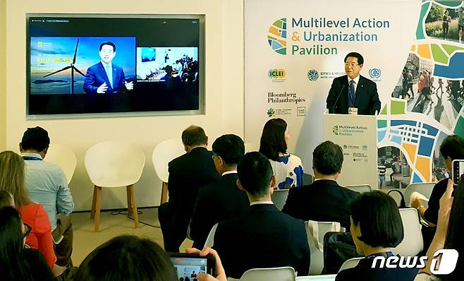 중동 아시아를 순방 중인 김영록 전남도지사가 1일(현지시간) 아랍 에미리트 두바이 유엔기후변화협약 당사국총회(COP28) 블루존 이클레이관서 개최된 전남도 주관 ‘연안지역의 탄소중립 전략’ 국제포럼에서 개회사를 하고 있다.(전남도 제공) 2023.12.1/뉴스1