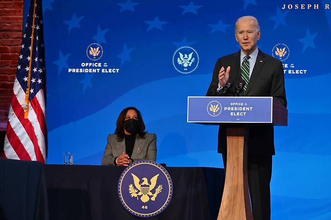(윌밍턴 AFP=연합뉴스) 조 바이든 미국 대통령 당선인이 16일(현지시간) 카멀라 해리스(왼쪽) 부통령 당선인과 함께 인수위원회가 있는 델라웨어주 윌밍턴의 '더 퀸' 극장에서 자신이 이끌 행정부의 과학팀 각료들을 소개하고 있다. <저작권자 ⓒ 1980-2021 ㈜연합뉴스. 무단 전재 재배포 금지.>